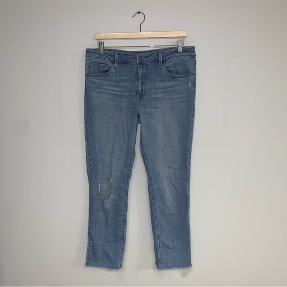 Levi’s Jeans Women’s Size 32 Light Wash Denim 712 Slim Mid-Rise Distressed Hem - Picture 2 of 12